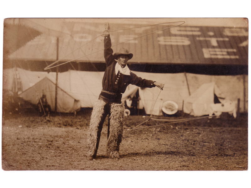Bee Ho Gray spinning two ropes in Chickasha, Oklahoma, circa 1913. 